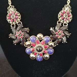 Very Pretty Unbranded Floral Statement Necklace (Costume Jewelry)